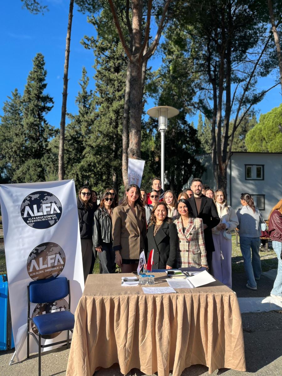 11 Aralık 2025 tarihinde Dalaman Meslek Yüksekokulu ile Dalaman Sivil Havacılık Yüksekokulu iş birliğinde düzenlenen 2. İstihdam Fuarı, Muğla Sıtkı Koçman Üniversitesi Dalaman Yerleşkesinde gerçekleştirilerek öğrenciler ve sektör temsilcilerini bir araya getirdi.  Havacılık, lojistik, dış ticaret ve muhasebe gibi farklı alanlarda faaliyet gösteren 30 firma, fuarda stant açarak öğrencilerle birebir görüşmeler yaptı. Öğrenciler, firmaların insan kaynakları yetkilileriyle tanışma, sektör beklentilerini öğrenme ve çeşitli kariyer fırsatlarını keşfetme imkânı bulmuştur. Bu kapsamda, etkinliğe THY, Tantur & TUI, Libero, Diana, MTS Globe, Jet2, Sancak, Unifree, YDA, Çelebi, Havaş, Fugo, Acarlar, Skytanking/Prime Flight Company, Ekol Lojistik, Önel Gümrük Müşavirliği, Alfa Grup Gümrük Müşavirliği, IGT Proje, SMMM Hüseyin Ertuğrul, SMMM Ceren Solakoğlu, SMMM Selen Solakoğlu Yılmaz, Paterna Group, Garenta, THK Ortaca, GSB Dalaman Gençlik Merkezi, KOSGEB, İŞKUR, TATCA (Türkiye Hava Trafik Kontrolörleri Derneği), Netlog Lojistik ve Vienna Life gibi sektörün önde gelen firmaları katılım sağlayarak öğrencilerimize geniş ve nitelikli bir kariyer yelpazesi sunmuştur.  Etkinlikte bazı firmalar, öğrencilerle birebir mülakat simülasyonları gerçekleştirerek mülakat sürecinde nelere dikkat etmeleri gerektiği, kendilerini nasıl daha etkili ifade edebilecekleri ve profesyonel bir görüşmeye nasıl hazırlanabilecekleri konusunda önemli geri bildirimler sunmuştur. Bu sayede öğrenciler, gerçek iş görüşmesi deneyimini önceden yaşayarak kariyer yolculuklarına güçlü bir adım atma fırsatı elde etmiştir.  Etkinliğe Dalaman Kaymakamı Mesut YAKUTA, çok sayıda firma temsilcisi ve yöneticileri de katılım sağladı. Katılımcılar tarafından sektörle üniversitenin buluşmasını sağlayan bu tür organizasyonların hem öğrenciler hem de iş dünyası açısından büyük önem taşıdığı vurgulanmıştır. Firma yöneticileri, istihdam fuarlarının süreklilik kazanmasının nitelikli iş gücüne ulaşmada önemli katkılar sunduğunu ifade etmişlerdir.  Dalaman Meslek Yüksekokulu Müdürü Doç. Dr. Ozan Kaya ve Dalaman Sivil Havacılık Yüksekokulu Müdürü Prof. Dr. Aytekin Fırat, fuarın her yıl daha da büyüyerek öğrencilerin kariyer planlamasına destek olmayı sürdüreceğini ifade etti. Öğrencilerin yoğun ilgi gösterdiği etkinlik, karşılıklı iş birliği fırsatlarının geliştirilmesi açısından verimli bir platform oluştururken, etkinlik sonunda Yüksekokul Müdürleri tarafından firma stantları ziyaret edilerek katılımcı firmalara teşekkür belgeleri takdim edilmiştir.